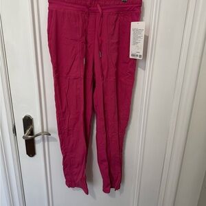Size 4 BNWT LULULEMON stand studio MR crop Pants